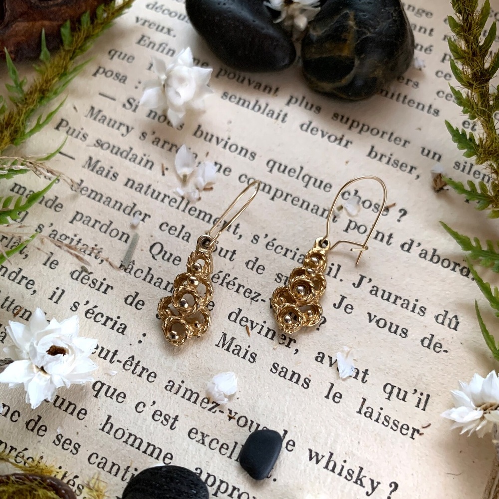 50's BAROQUE SCALLOPED ROPE LATTICE DANGLE EARRINGS - Picture 3 of 10